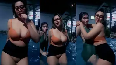 Miya Dan Sahabat Asyik Basah Basahan Di Kolam