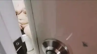 Tante Rhini Cantik Pasrah Digenjot Brondong Kasur